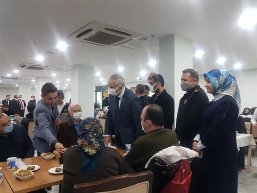 KAYMAKAM VEHBİ BAKIR ŞEHİT YAKINLARI İLE AKŞAM YEMEĞİNDE BİR ARAYA GELDİ